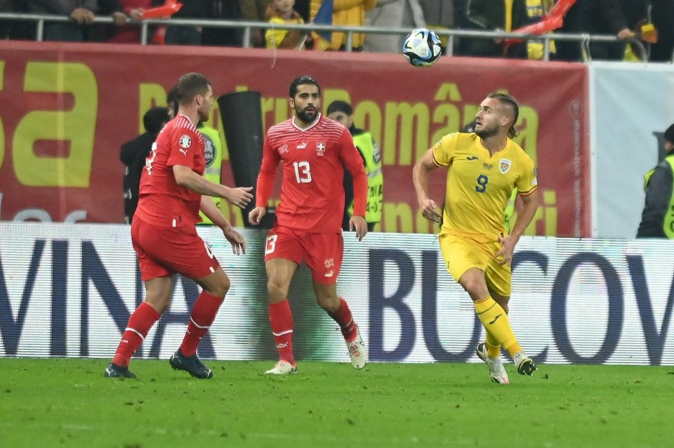 Ricardo Rodríguez si George Puscas in meciul de fotbal dintre Romania si Elvetia, din cadrul preliminariilor Campionatului European 2024, desfasurat pe Arena Nationala, marti 21 noiembrie 2023.