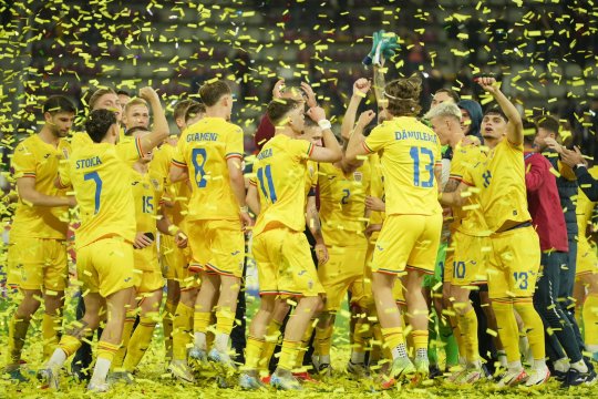 Sărbătoare în Giulești, după calificarea României U21! Imaginile bucuriei de la finalul partidei: Pancu, luat pe sus de jucători