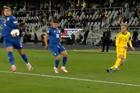 Penalty controversat acordat în minutul 4 pentru Lituania! Andrei Rațiu, în centrul fazei