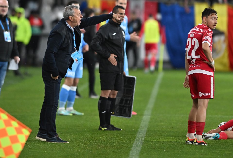 Mircea Rednic reacționează alături de Andrei Ahmed Mustafa Bani in meciul de fotbal dintre Dinamo Bucuresti si UTA Arad