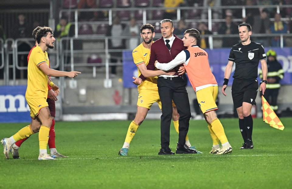 Daniel Pancu protesteaza la adresa arbitrului central Marc Nagtegaal