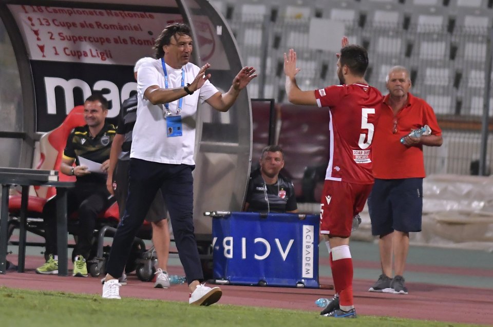 Dario Bonetti si Alexandru Ilie Rauta se bucura dupa meciul de fotbal dintre Dinamo Bucuresti si Academica Clinceni