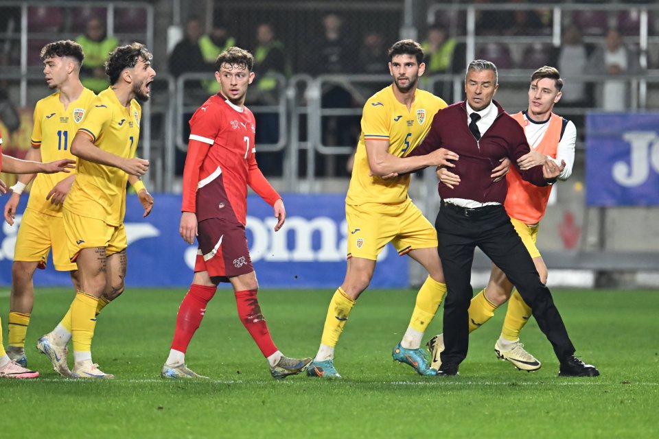 Daniel Pancu protesteaza la adresa arbitrului central Marc Nagtegaal sub privirile lui Ianis Stoica, Andrei Borza, Daniel Dos Santos si Umit Akdag in meciul de fotbal dintre Romania U21 si Elvetia U21, contand pentru Preliminariile UEFA EURO 2025, desfasurat pe Superbet Arena Giulesti din Bucuresti, marti 15 octombrie 2024.