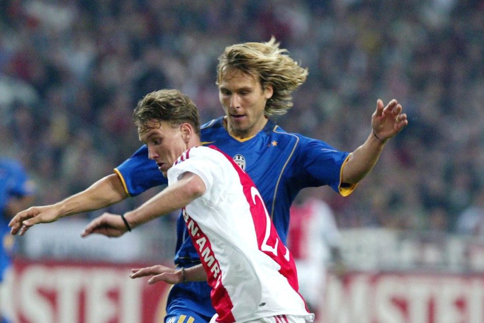 Nicolae Mitea (în prim-plan), în duel cu fostul Balon de Aur Pavel Nedved, într-un duel Juventus - Ajax din UEFA Champions League