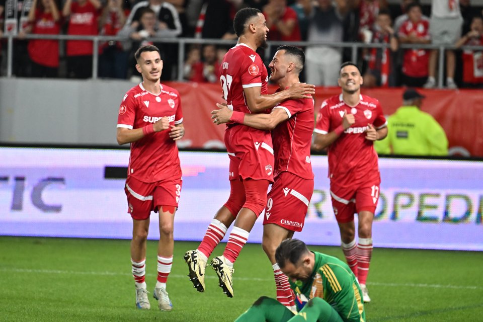 Selmani Astrit se bucură dupa un gol marcat, alături de Raul Oprut si Maxime Sivis in meciul de fotbal dintre Dinamo Bucuresti si FC Botosani, din cadrul Superligii Superbet, desfasurat pe Stadionul National Arcul de Triumf din Bucuresti, vineri 27 septembrie 2024.