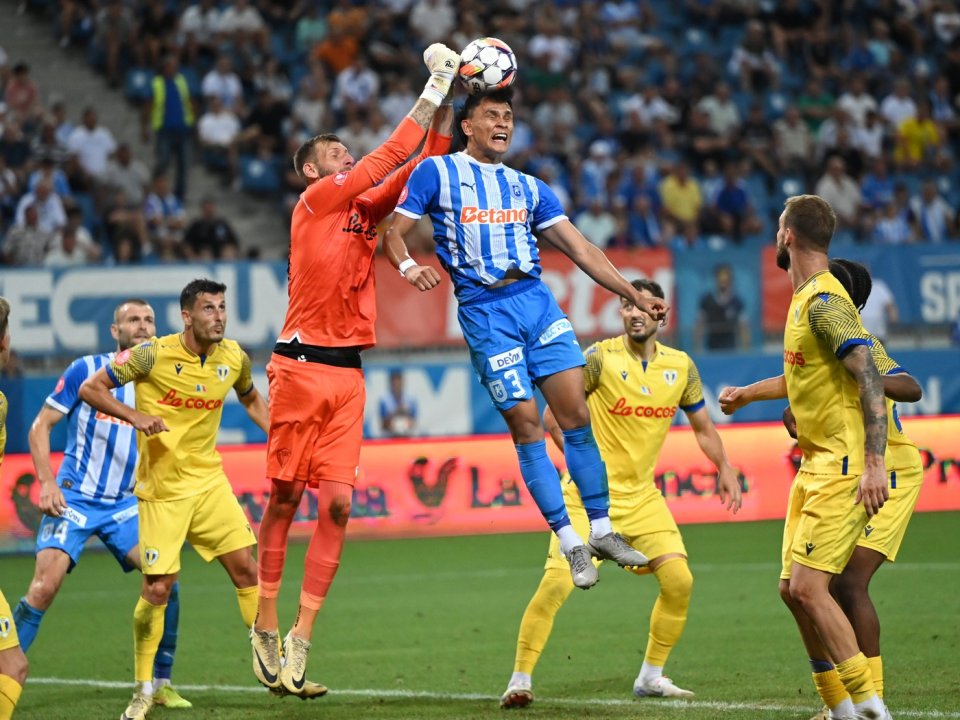 Miranda Ricardo Jose Veiga Varzim (Ricardinho), Lukas Zima si Manguia Denil Omar Maldonado in meciul dintre Universitatea Craiova si Petrolul Ploiesti,