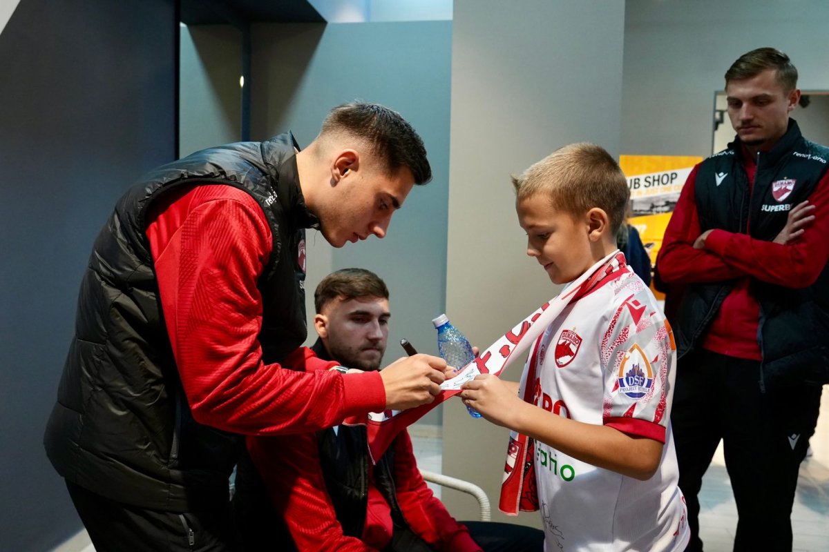 Adrian Caragea oferă un autograf unui suporter