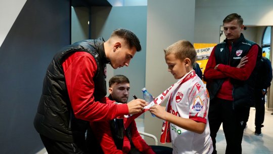 Imagini de la întâlnirea dintre jucătorii și fanii lui Dinamo! Antonio Luna, printre cei care le-au semnat autografe suporterilor