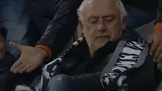 Doi foști antrenori ai CFR-ului, prezenți la meciul rivalei U Cluj! Ce a făcut Mandorlini după ce i-a fost pus un fular al ”șepcilor roșii”