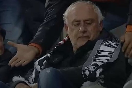 Doi foști antrenori ai CFR-ului, prezenți la meciul rivalei U Cluj! Ce a făcut Mandorlini după ce i-a fost pus un fular al ”șepcilor roșii”