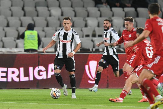 ”Când liniștea se-așterne în peluza goală, fotbalul își pierde farmecul de odinioară”. Mesajul apărut în tribune la meciul U Cluj - Oțelul Galați