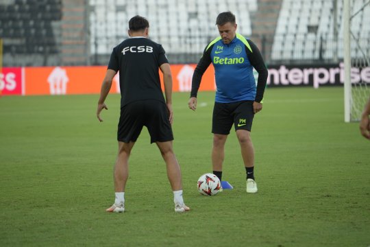 Charalambous și Pintilii s-au băgat la joc cu fotbaliștii de la FCSB. Imagini cu antrenamentul roș-albaștrilor înaintea meciului cu PAOK