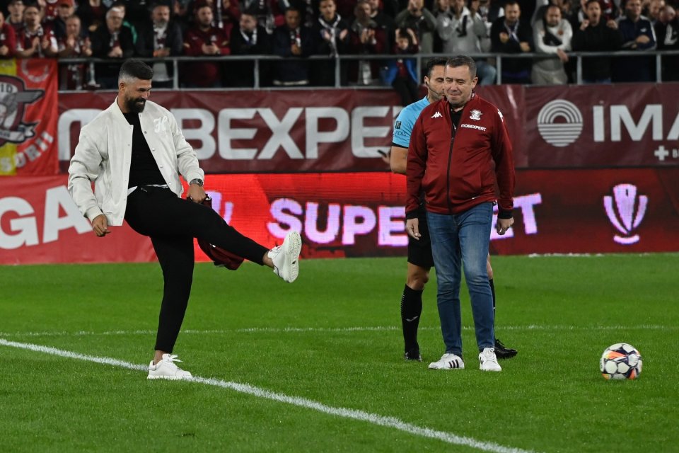 Ovidiu Herea da lovitura de start la meciul de fotbal dintre Rapid Bucuresti si Universitatea Clu