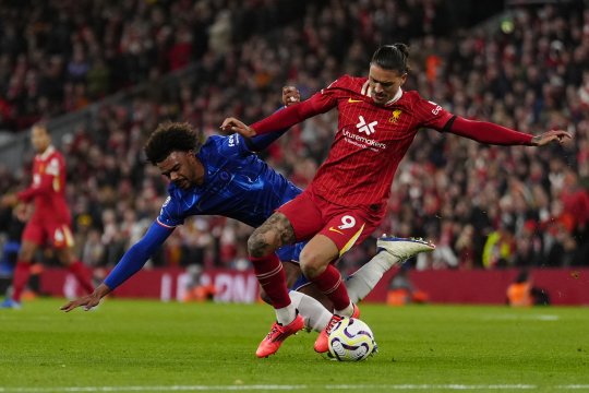 Liverpool și-a păstrat șefia în Premier League după victoria din derby-ul cu Chelsea. Cine a fost eroul "cormoranilor'