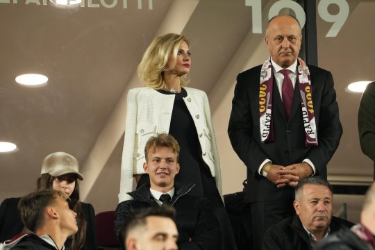 Diana Șucu, apariție de CARTIER la meciul cu Farul. Soția patronului de la Rapid a venit pe stadion cu bijuterii care costă cât un Bentley! Ce preț au diamantele purtate de aceasta