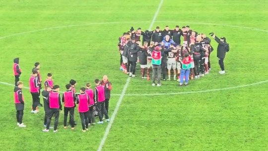 Ședință invocată de Marius Șumudică pe teren, imediat după victoria Rapidului cu Farul. Ce le-a transmis jucătorilor