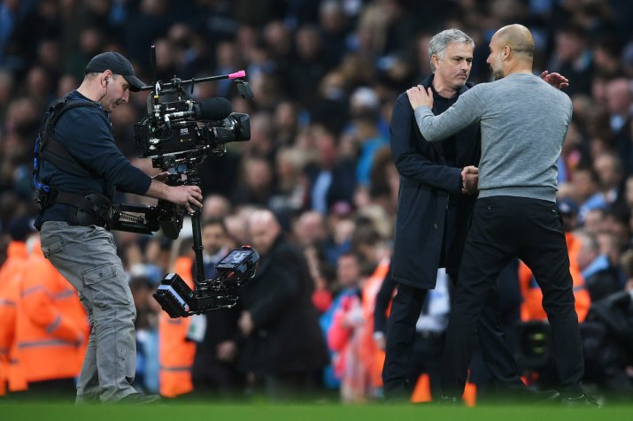 Guardiola se salută cu marele rival Jose Mourinho. Imagine dintr-un derby City - United