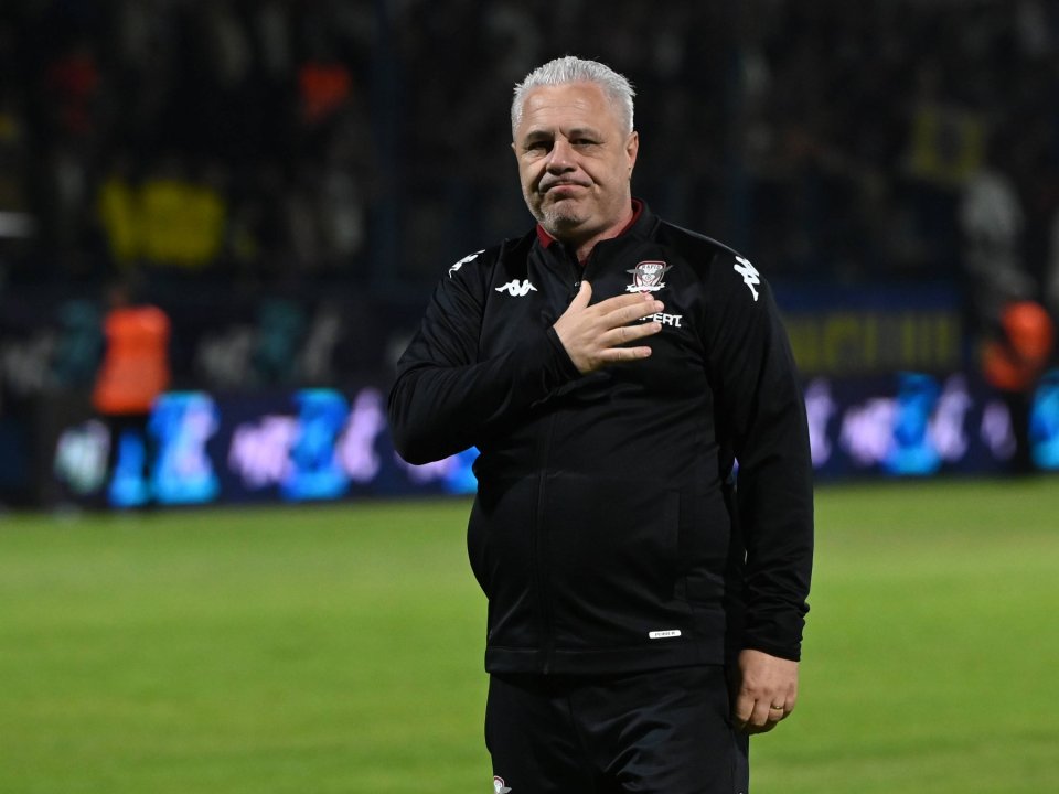 Marius Sumudica saluta suporterii rapidisti dupa meciul dintre Unirea Slobozia si Rapid Bucuresti