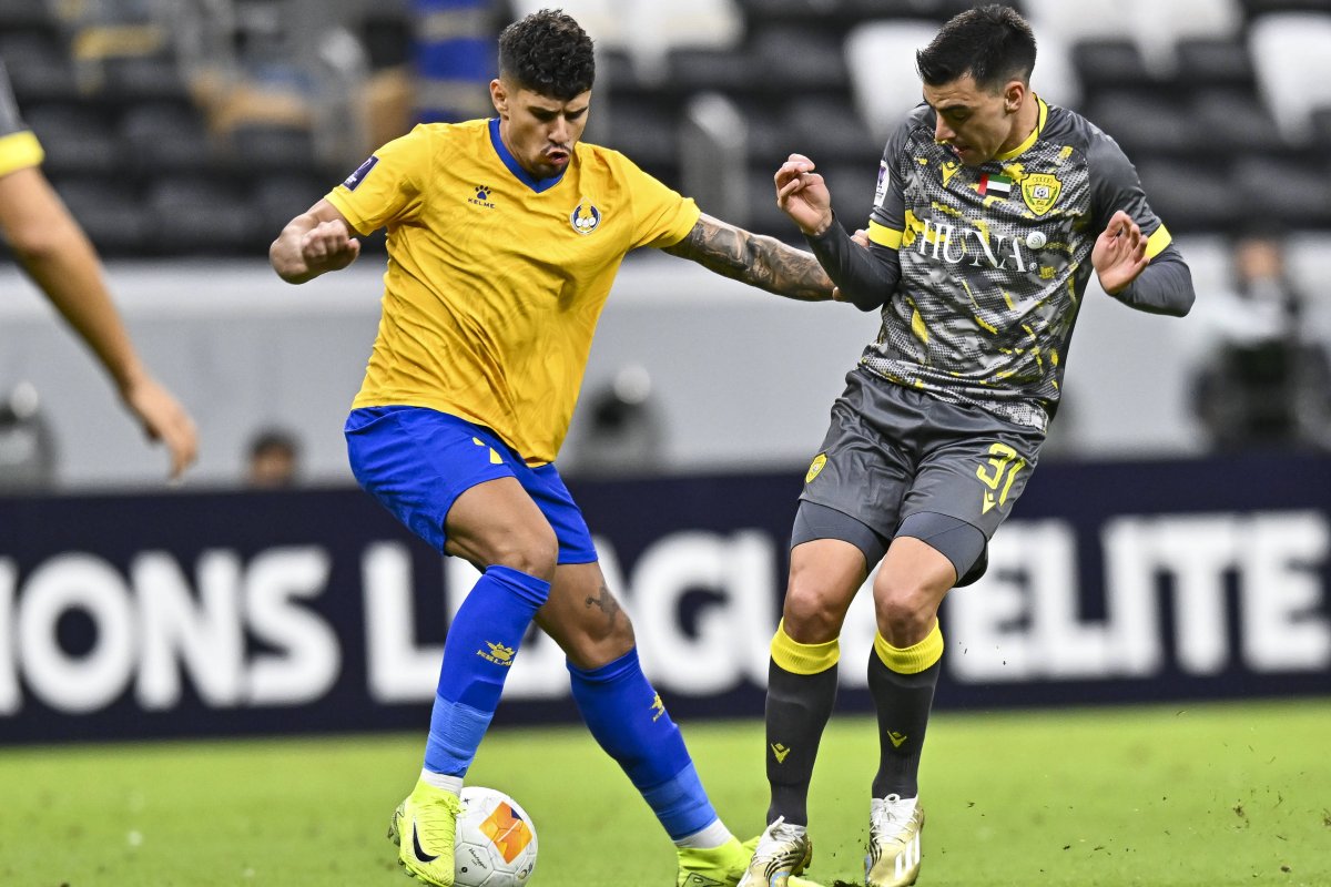 Florinel Coman, în duel cu Nicolas Gimenez de la Al Wasl