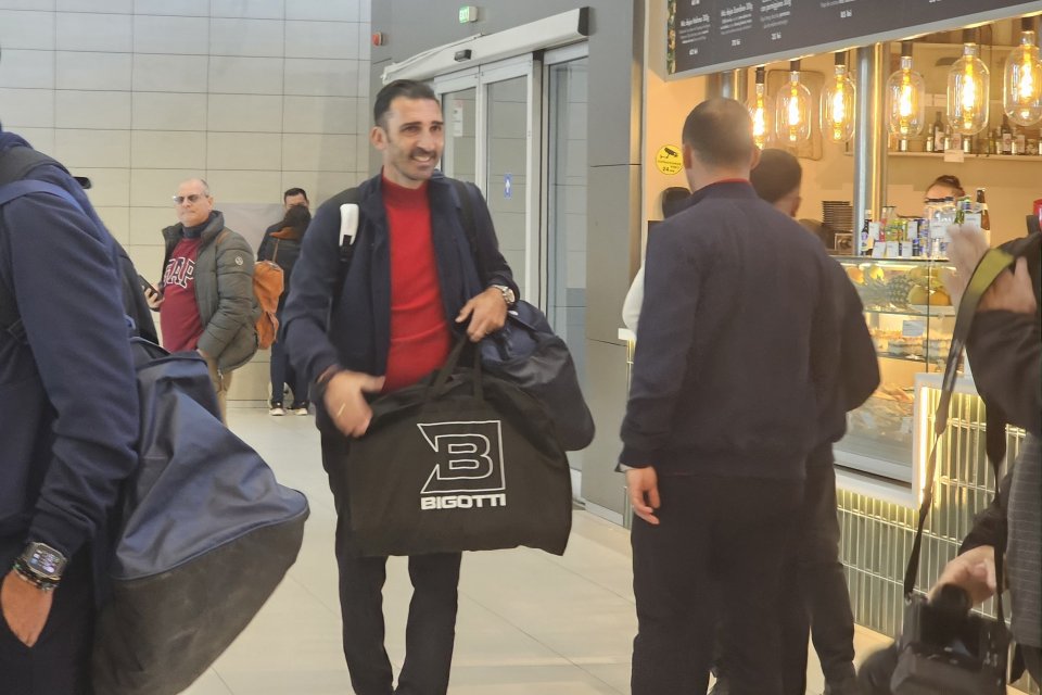 Elias Charalambous, la Aeroportul Henri Coandă, înainte de plecarea celor de la FCSB în Scoția