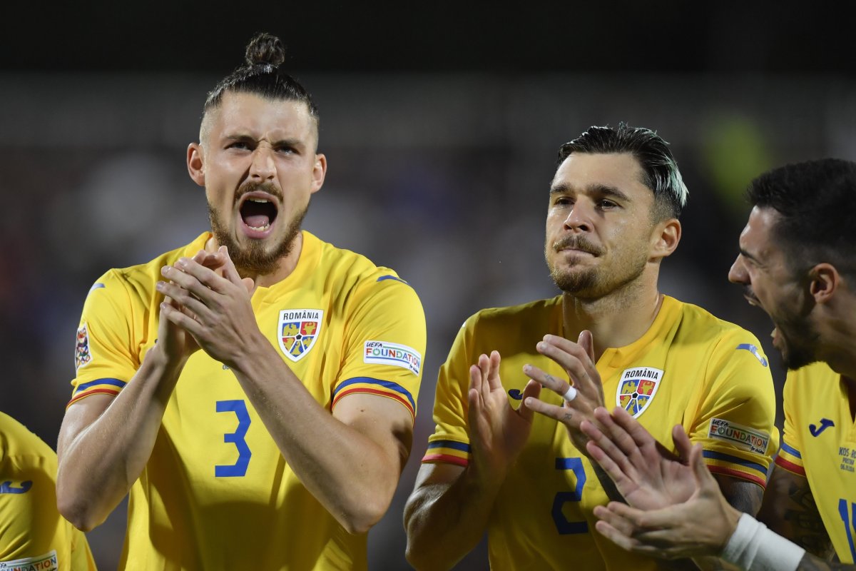 Radu Drăgușin și Andrei Rațiu la startul meciului de fotbal dintre Kosovo și România, contând pentru Liga Națiunilor, desfășurat pe Stadionul Fadil Vokrri din Priștina, vineri 6 septembrie 2024.