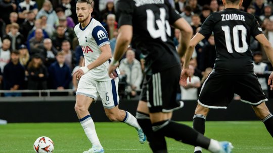 Radu Drăgușin, titular în Tottenham - AZ Alkmaar! Ce meciuri se mai dispută în etapa 3 din Europa League