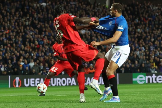 "Și-a pierdut vederea, nu mai vedea nimic!". Momentul înspăimântător care nu s-a văzut la TV, în Rangers - FCSB: "A fugit de pe teren"