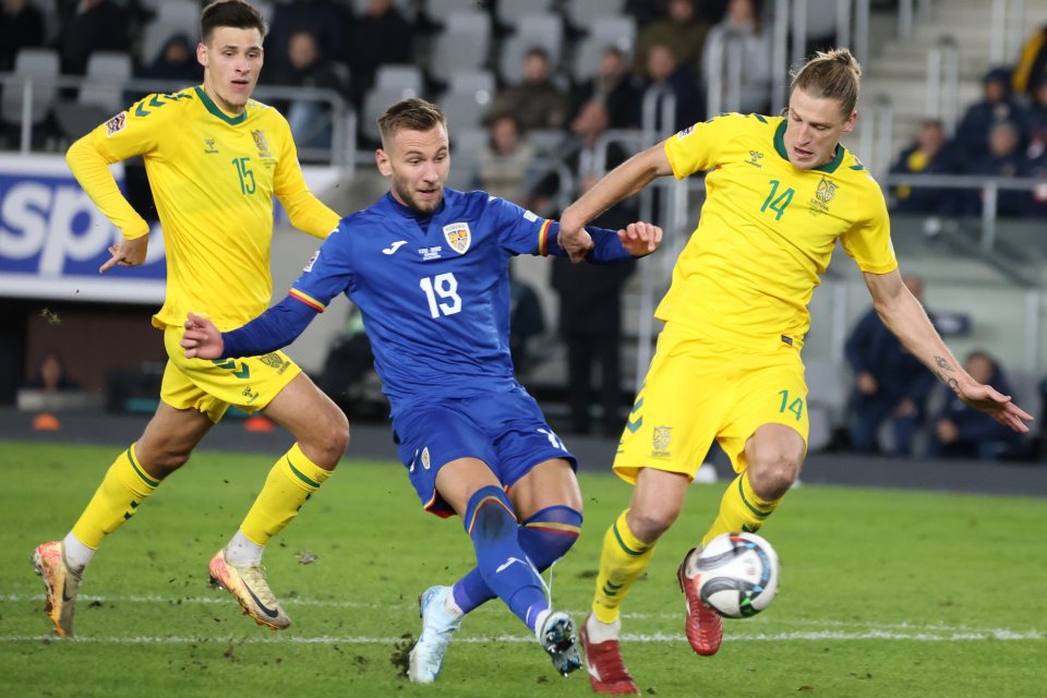 Denis Drăguș și Vykintas Slivka, Gvidas Gineitis în meciul de fotbal dintre Lituania și România, contând pentru Liga Națiunilor, desfășurat pe Stadionul Dariaus ir Girėno din Kaunas, marți 15 octombrie 2024.