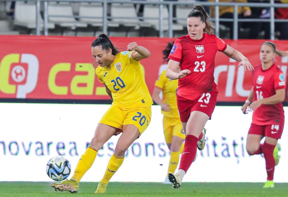 Cristina Carp și Achcinska în meciul de fotbal feminin dintre România și Polonia