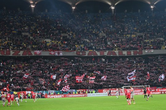 Fanii lui Dinamo, atmosferă incendiară la Sibiu! Imagini spectaculoase din fața hotelului unde sunt cazați ”câinii”