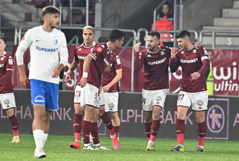 Fotbalistii rapidisti Sebastian Andrei Borza, Alexandru Stefan Pascanu, Cristian Marian Manea, Jakub Hromada si Cristian Ionuț Săpunaru se bucura dupa un gol marcat in meciul de fotbal dintre Rapid Bucuresti si Farul Constanta