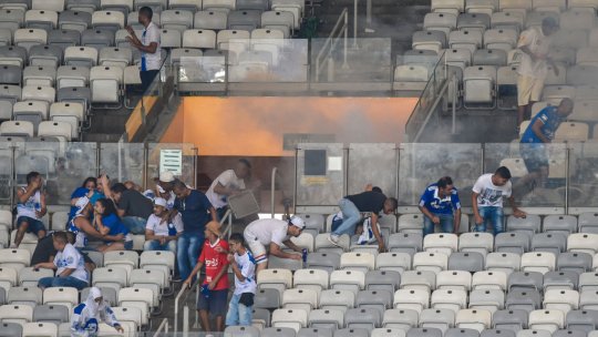 Războiul dintre suporteri l-a costat viața. Un fan a decedat și ații au fost răniți grav