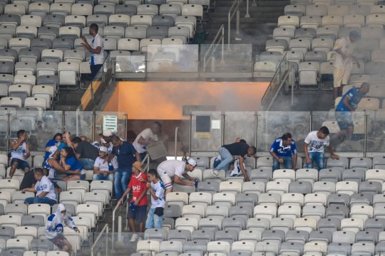 Războiul dintre suporteri l-a costat viața. Un fan a decedat și ații au fost răniți grav