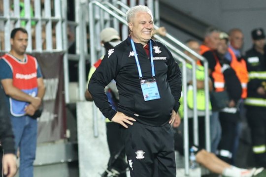 Șumudică l-a copiat pe Gigi Becali la derby-ul dintre FCSB și Rapid! Cum a apărut pe bancă
