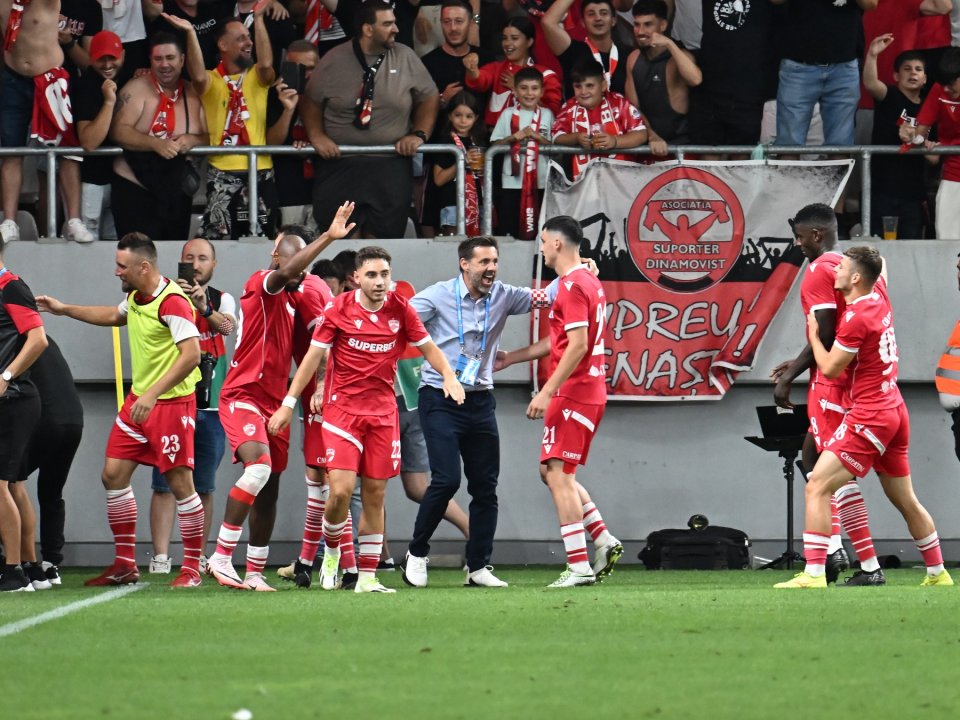 Zeljko Kopic se bucură alături de jucători după marcarea unui gol