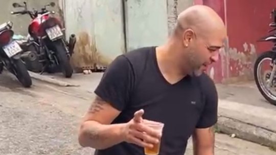 Imagini cu fostul atacant al lui Inter și Roma! Desculț și cu berea în mână