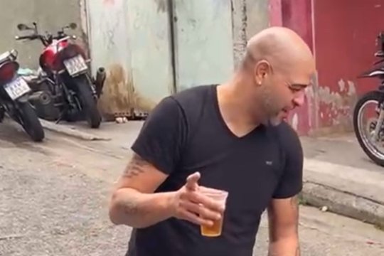 Imagini cu fostul atacant al lui Inter și Roma! Desculț și cu berea în mână