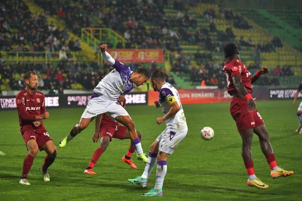 Matija Boben, Michael Peter Godly și Emanuel Longe Gronner, Ionuț Rădescu în meciul de fotbal dintre ACS Campionii Fotbal Club Argeș și FC CFR 1907 Cluj