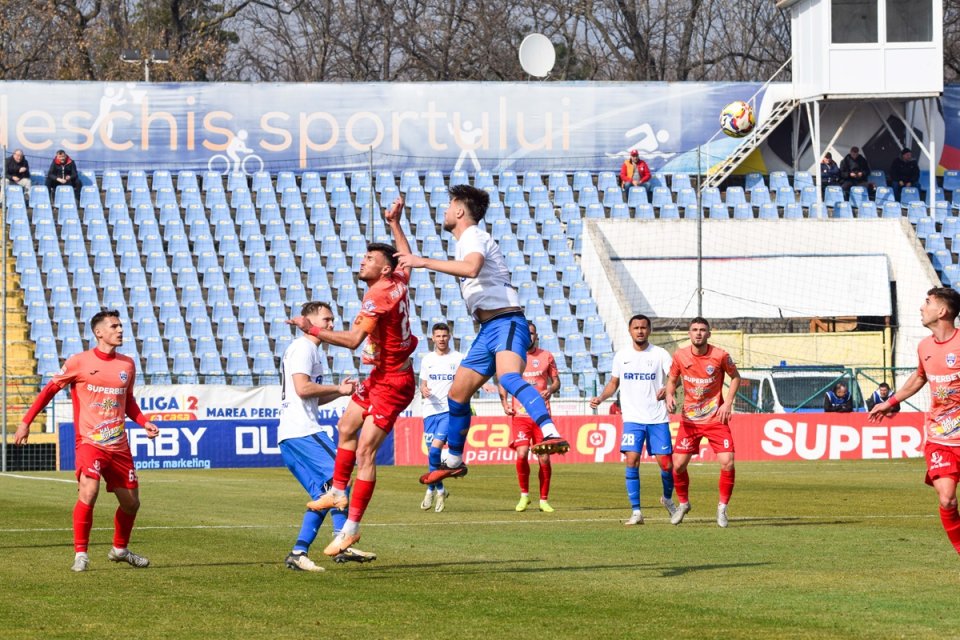 Meci de fotbal Viitorul Târgu Jiu - Gloria Buzău, din Liga 2