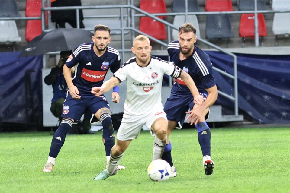 Peter Gal-Andrezly și Roberto Gimenez Sierra, Florin Răsdan în meciul de fotbal dintre Steaua București și AFK Csikszereda Miercurea Ciuc, contând pentru Liga 2 Casa Pariurilor, desfășurat pe Stadionul Steaua din București, luni 30 septembrie 2024