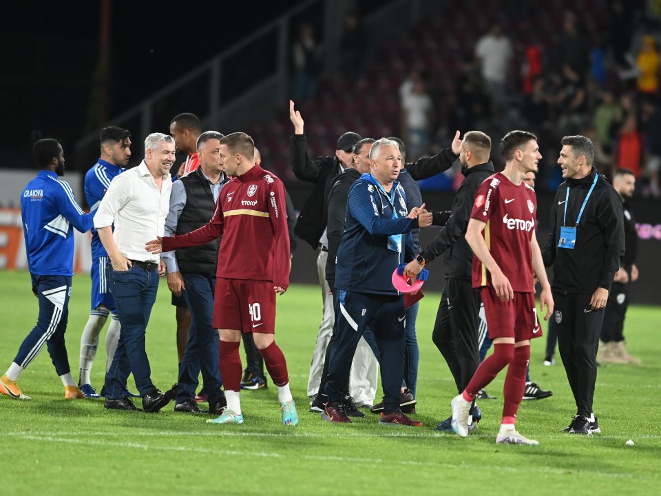 Bogdan Mara, Lovro Cvek, Dan Petrescu, Costin Curelea si Ermal Krasniqi se bucura dupa meciul de fotbal dintre CFR Cluj si FC U Craiova, barajul din cadrul Superligii Superbet pentru UEFA Conference League, desfasurat pe Stadionul Dr. Constantin Radulescu din Cluj Napoca, joi 1 iunie 2023