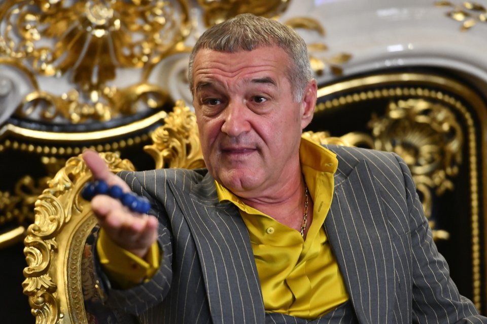 Gigi Becali, în timpul unei conferințe de presă