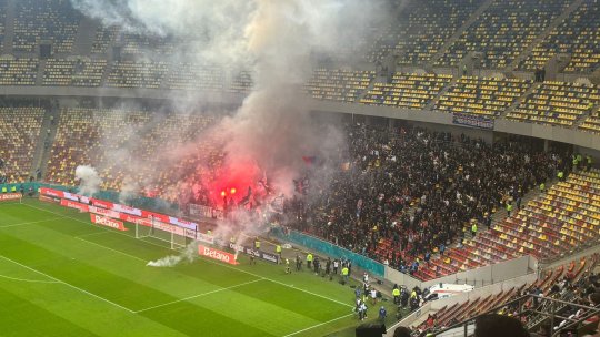 Atmosferă încinsă în derby! Scenografia afișată de suporterii lui Dinamo + Fanii lui FCSB au aruncat cu torțe în teren