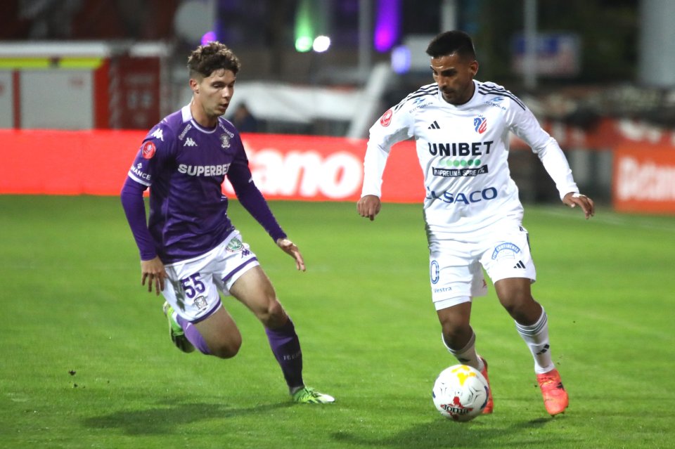 Juan Cruz Kaprof și Rareș Mihai Pop în meciul de fotbal dintre FC Botoșani și FC Rapid 1923 București, contând pentru Cupa României Betano, desfășurat pe Stadionul Municipal din Botoșani, miercuri 31 octombrie 2024.