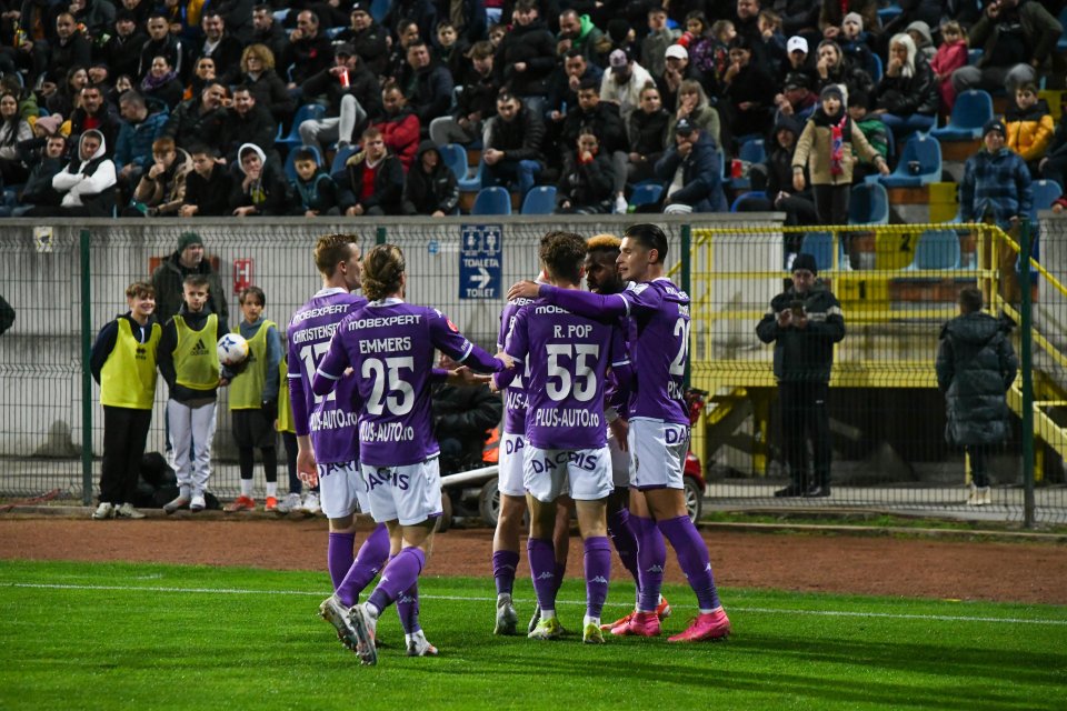 Fotbaliștii giuleșteni se bucură după un gol marcat în meciul de fotbal dintre FC Botoșani și FC Rapid 1923 București, contând pentru Cupa României Betano, desfășurat pe Stadionul Municipal din Botoșani, miercuri 31 octombrie 2024