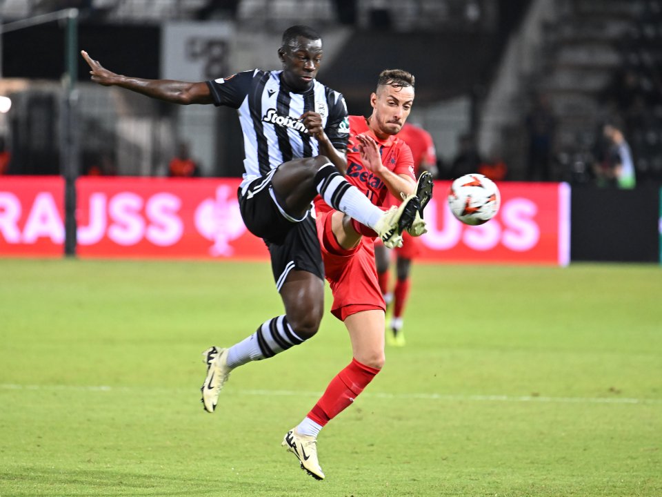 Mady Camara si Mihai Daniel Lixandru in meciul dintre PAOK Salonic si FCSB, din cadrul UEFA Europa League, desfasurat pe Stadionul Toumba din Salonic, joi 3 octombrie 2024