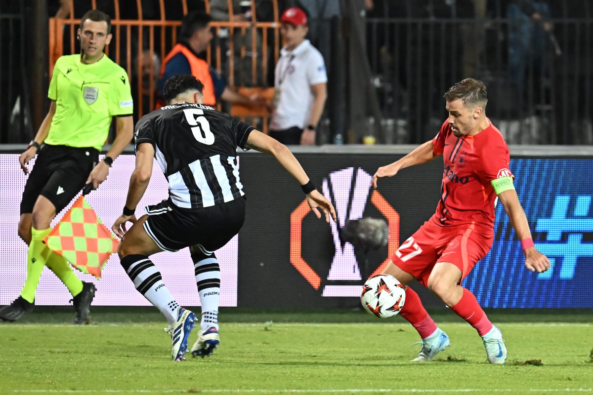 Darius Olaru si Ioannis Michailidis in meciul dintre PAOK Salonic si FCSB, din cadrul UEFA Europa League, desfasurat pe Stadionul Toumba din Salonic, joi 3 octombrie 2024