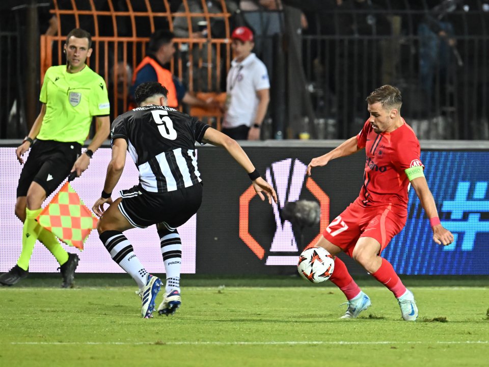 Darius Olaru si Ioannis Michailidis in meciul dintre PAOK Salonic si FCSB, din cadrul UEFA Europa League, desfasurat pe Stadionul Toumba din Salonic, joi 3 octombrie 2024