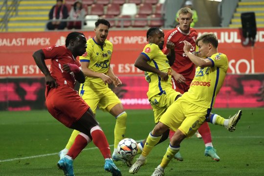 UTA - Petrolul 3-1. Arădenii obțin prima victorie pe teren propriu a sezonului, deși au jucat o repriză în inferioritate numerică!