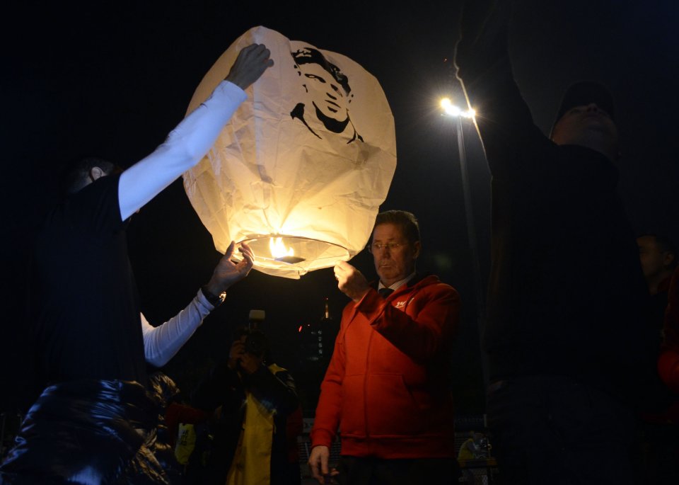 Cornel Dinu, antrenorul care i-a dat și i-a luat banderola de căpitan lui Cătălin Hîldan, aprinde, în 2014, un lampion cu chipul Căpitanului pe Stadionul din Șoseaua Ștefan cel Mare.